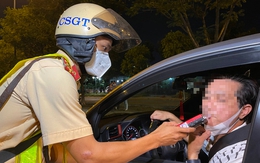 Người đàn ông chở vợ và hai con nhỏ "cố thủ" trong ôtô ở TP Thủ Đức