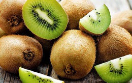 Kiwi xanh cuối mùa quả to đều, ngọt, thơm mà giá rẻ giật mình