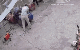 Kinh hoàng clip người đàn ông bùng cháy như ngọn đuốc vì thùng phuy bất ngờ phát nổ