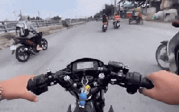 TP.HCM: 2 nam thanh niên chạy xe máy 109km/h để trốn CSGT