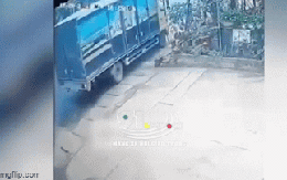 Đâm vào đuôi xe tải, vợ tử vong trong vòng tay chồng, hiện trường thương tâm gây ám ảnh