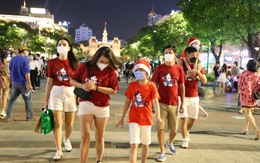 Hàng ngàn người đổ về trung TP HCM đêm Giáng sinh