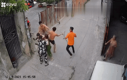 Hàng xóm 'giang hồ đại chiến' gây náo loạn mặc người phụ nữ nằm gục giữa đường