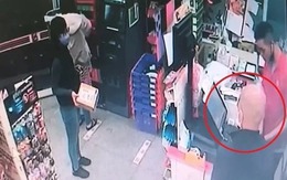 Tên cướp xông vào đe dọa 'Ta là cướp đây' nhưng lại ngoan ngoãn xếp hàng chờ tới lượt trước quầy thanh toán