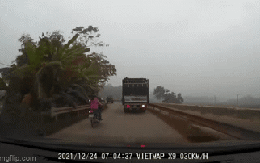 Tài xế la hét thất kinh sau pha xử lý cẩu thả của người phụ nữ: Dùng may mắn của cả đời