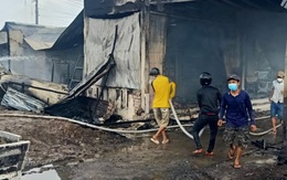 Xe chở dầu bất ngờ bốc cháy, lửa lan rộng thiêu rụi 4 nhà dân ven đường
