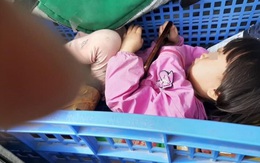 Hình ảnh ông bố shipper đưa con cùng mưu sinh ngày rét buốn khiến ai cũng nghẹn ngào