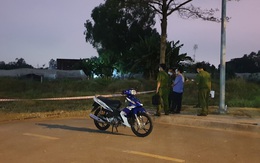 Nam thanh nằm chết bên cạnh chiếc xe máy tại bãi cỏ trong khu công nghiệp