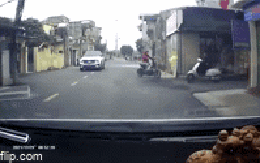 Nam thiếu niên gặp nạn kinh hoàng sau pha "lao như bay" ra khỏi ngõ