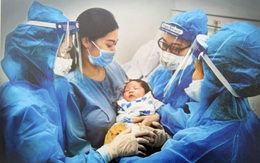Khoảnh khắc ngành y tế "gồng mình" chống dịch giành Giải ảnh “Ấn tượng 2021”