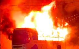 Xe khách giường nằm bốc cháy sau tiếng nổ