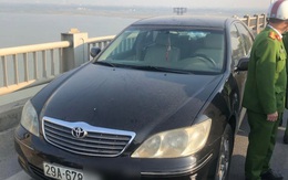 Người phụ nữ bỏ xe Camry trên cầu Vĩnh Tuy nhảy xuống sông Hồng