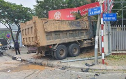 Xe tải đấu đầu ô tô BMW, tiếp tục tông đổ tường trường tiểu học ở Hà Nội
