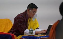 Vợ chồng Vua Bhutan dẫn hai con thăm thú đất nước