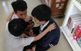 Cô bé tức giận vì bị bạn nói ngu và cách ứng xử bất ngờ của cô giáo khiến trò "tâm phục khẩu phục"