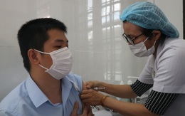 Những nhân viên y tế đầu tiên ở Huế được tiêm vaccine COVID-19