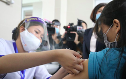 Một ngày, gần 15.000 người được tiêm vaccine COVID-19