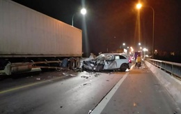 Quảng Bình: Đâm đuôi xe tải, tài xế xe con tử vong tại chỗ