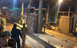 Tai nạn thương tâm, người chạy xe máy văng thẳng vào cabin trạm thu phí cầu Đồng Nai