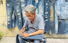 Người đàn ông xé quần jeans độc lạ ở Sài Gòn và kỷ niệm với chiếc áo 35 triệu đồng
