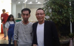 Lân la đi dự không sót một sự kiện, lễ khai trương nào ở Hà Nội, người đàn ông ẵm cả đống quà tặng, lại còn được chụp hình với người nổi tiếng!