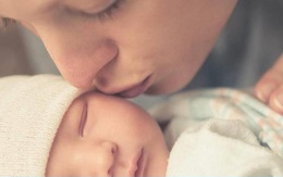 Hiểm họa đằng sau nụ hôn của người lớn với trẻ sơ sinh