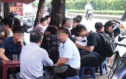 Dịch COVID-19 có nguy cơ bùng phát, người Hà Nội vẫn vô tư "quên" đeo khẩu trang