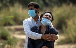 Thương tâm thảm cảnh COVID-19 ở Ấn Độ: Chồng nhìn vợ chết vỉa hè bệnh viện, con ôm thi thể cha lo mẹ già nguy kịch