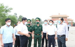 Thứ trưởng Bộ Y tế Đỗ Xuân Tuyên kiểm tra phòng chống dịch COVID-19, kiểm soát biên giới tại Long An
