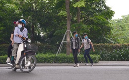 Hà Nội: Bất chấp nguy hiểm, nhiều người đi bộ không dùng cầu vượt, chọn cách băng qua 12 làn xe để sang đường Phạm Văn Đồng