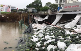 Chuyện ấm lòng ở Quảng Bình: Xe tải chở 20 tấn dưa hấu bị lật, tài xế khóc cạn nước mắt, người dân chung tay thu gom và bán giúp