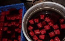 Kinh hoàng cảnh sản xuất tiết vịt bẩn cho nhà hàng