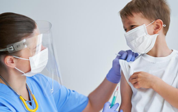Mỹ bắt đầu tiêm vaccine COVID-19 cho cả trẻ em