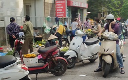 Chợ cóc vẫn hoạt động rầm rộ sau khi Hà Nội ban hành lệnh cấm để chống dịch COVID-19