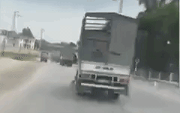 Xử phạt tài xế điều khiển xe tải lạng lách, đánh võng không cho xe cứu thương vượt lên