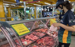 Giá thịt heo giảm mạnh tại chợ đầu mối, chợ lẻ giảm nhỏ giọt