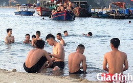 Quảng Ninh: Giữa dịch COVID-19, nhiều người dân vẫn đổ xô ra bãi tắm