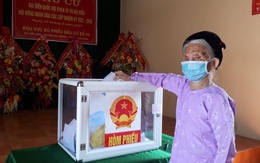 Hàng triệu cử tri Thanh Hóa tuân thủ nghiêm phòng dịch COVID-19 khi đi bầu cử