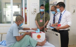 Quảng Ninh: Đưa hòm phiếu lưu động tới giường bệnh cho bệnh nhân bỏ phiếu
