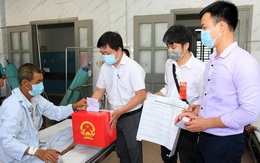 Thừa Thiên Huế: Hòm phiếu di động giúp nhiều bệnh nhân được bỏ phiếu ngay tại bệnh viện