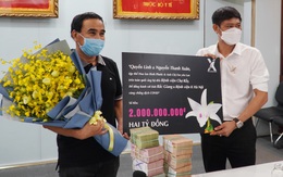 Quyền Linh và người yêu lan ủng hộ 2 tỷ đồng cho Bắc Giang và Bệnh viện K