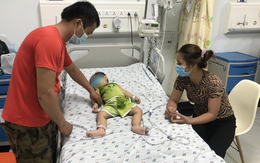Bé gái 15 tháng tuổi ở Long An nguy kịch vì nuốt 7 miếng dao lam vào bụng