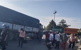 Xe tải cuốn xe máy vào gầm ở Long An, 2 người tử vong thương tâm