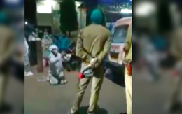 Người đàn ông mặc đồ bảo hộ quỳ lạy cảnh sát lan truyền chóng mặt trên MXH Ấn Độ, thực hư chưa rõ nhưng vẫn khiến dân mạng ứa nước mắt
