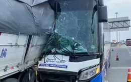 Xe khách dính vào xe tải sau cú tông mạnh, tài xế tử vong