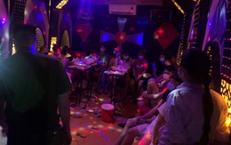 Hà Nội: Bắt quả tang 13 nam thanh nữ tú "bay lắc" trong quán hát mở "chui"
