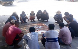 Bị cảnh sát hình sự bắt tại trận, nhiều "quý bà" cúi mặt trên chiếu bạc