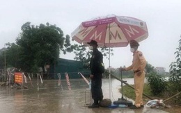 Những khoảnh khắc "vượt nắng, thắng mưa" của Công an Bắc Giang thời dịch