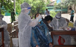 Gần 100 cán bộ y tế lấy mẫu xét nghiệm tại thị trấn Lộc Hà
