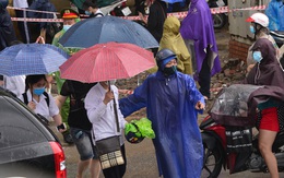 Hình ảnh phụ huynh đội mưa đón thí sinh trong cơn mưa tầm tã sau buổi thi cuối tuyển sinh vào lớp 10